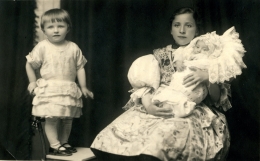Antonie avec ses nièces – 13 ans