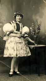Antonie en traje tradicional