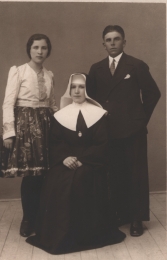 1931 – Young Antonie and her siblings