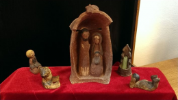 Osobní betlém Matky Vojtěchy s figurkami, které vyjadřují spiritualitu sester boromejek - kontemlace, modlitba a milosrdenství